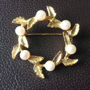 Gold tone and faux Pearl wreath brooch. EUC
